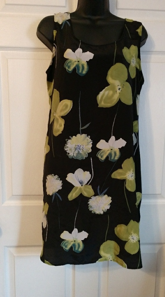 Cute Flowered dress.  EUC